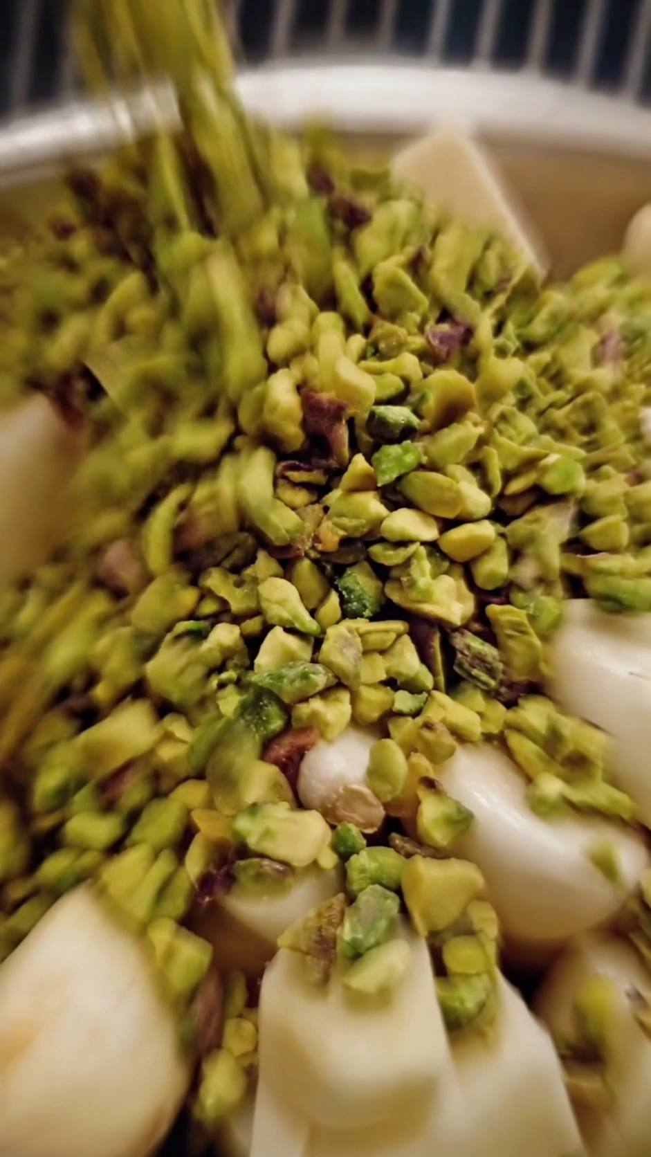 Zbliżenie na pistacje i pozostałe składniki podczas przygotowywania pesto NUDO.